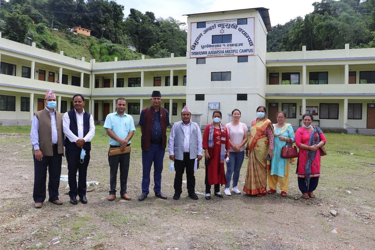 स्याङ्जाको त्रिभुवन आदर्श क्याम्पस प्रांगणमा संसदीय छानबिन समितिका सदस्यहरू। तस्बिर सौजन्य: प्रदेश सभा सचिवालय